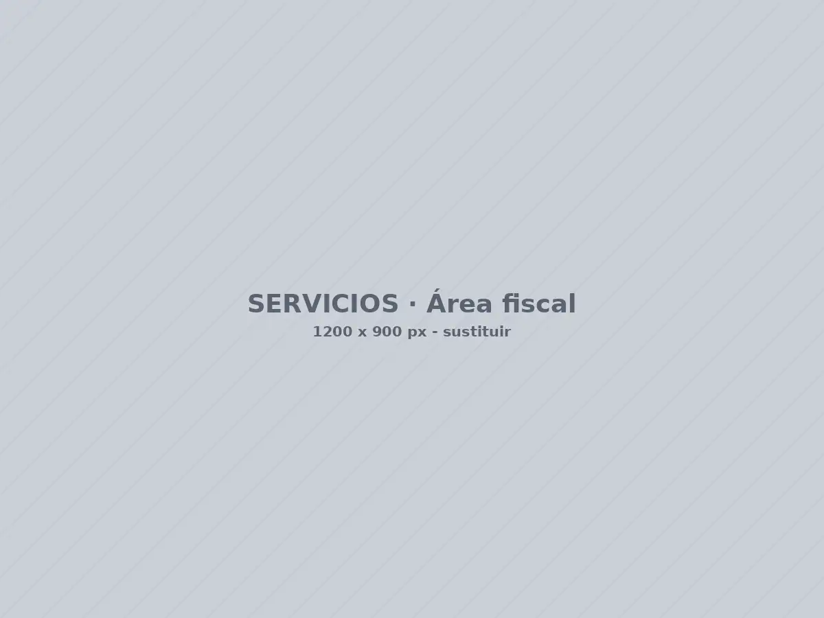 Asesor fiscal revisando documentación tributaria
